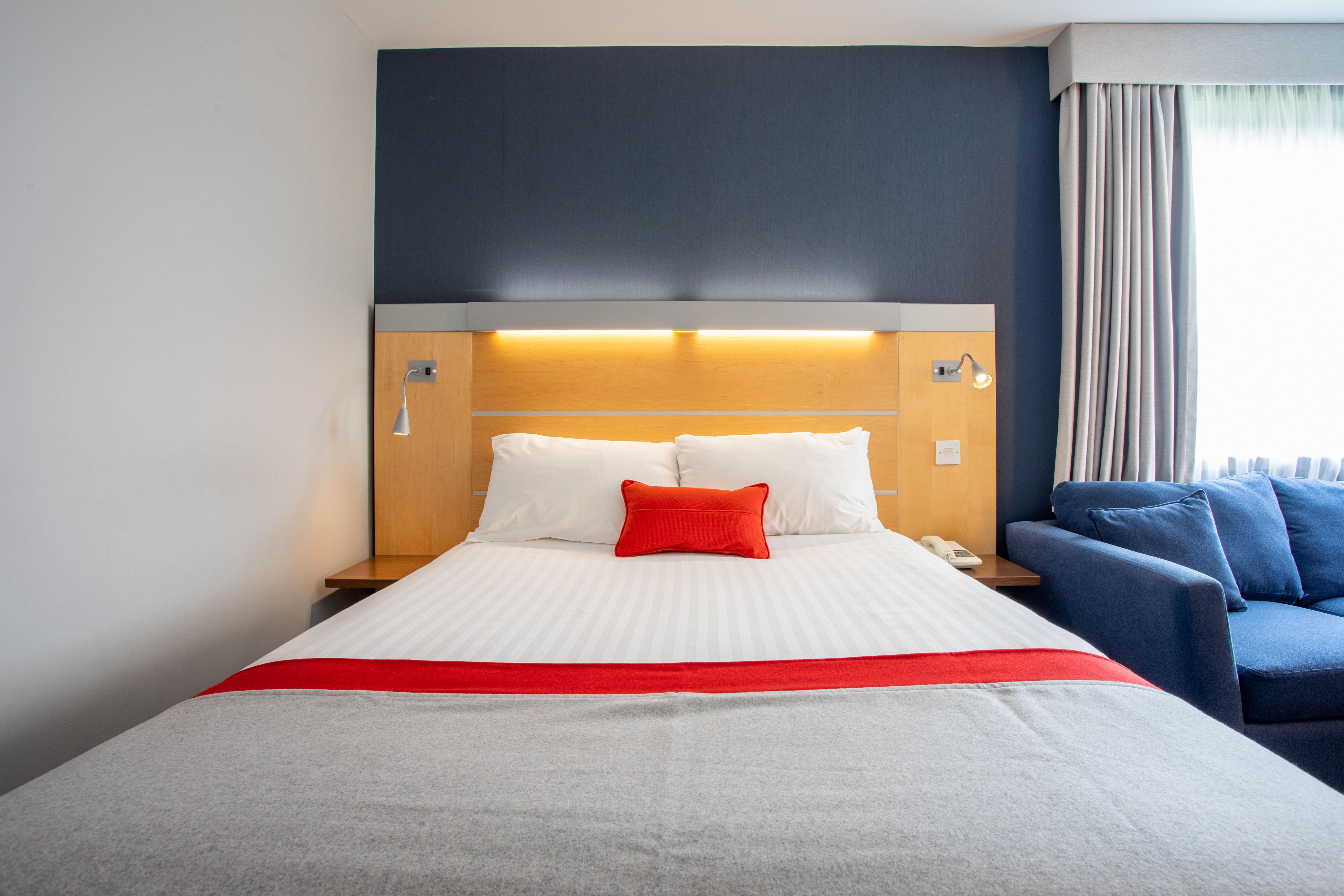 Holiday Inn Express Dunfermline By Ihg Exteriör bild