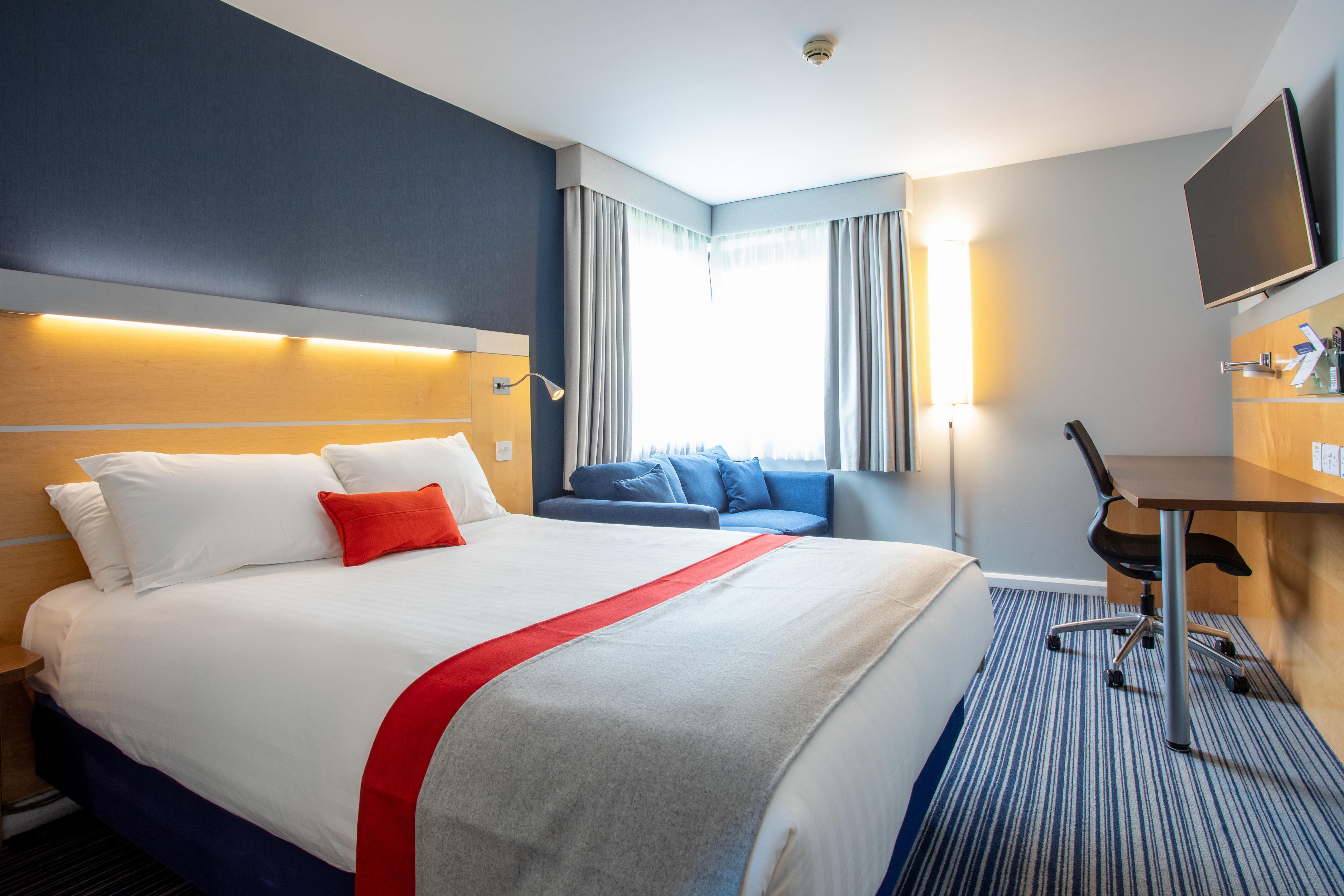 Holiday Inn Express Dunfermline By Ihg Exteriör bild