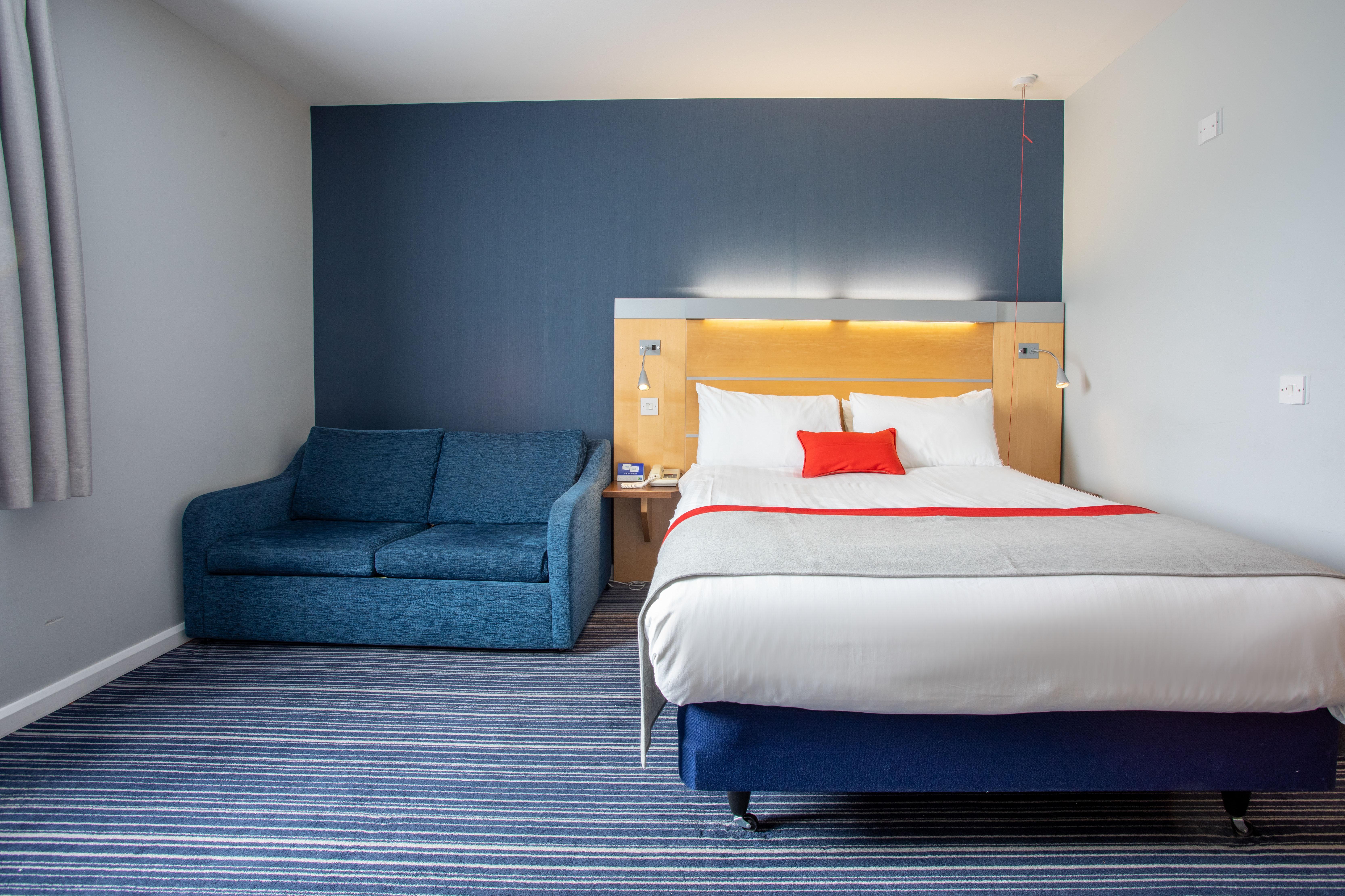Holiday Inn Express Dunfermline By Ihg Exteriör bild