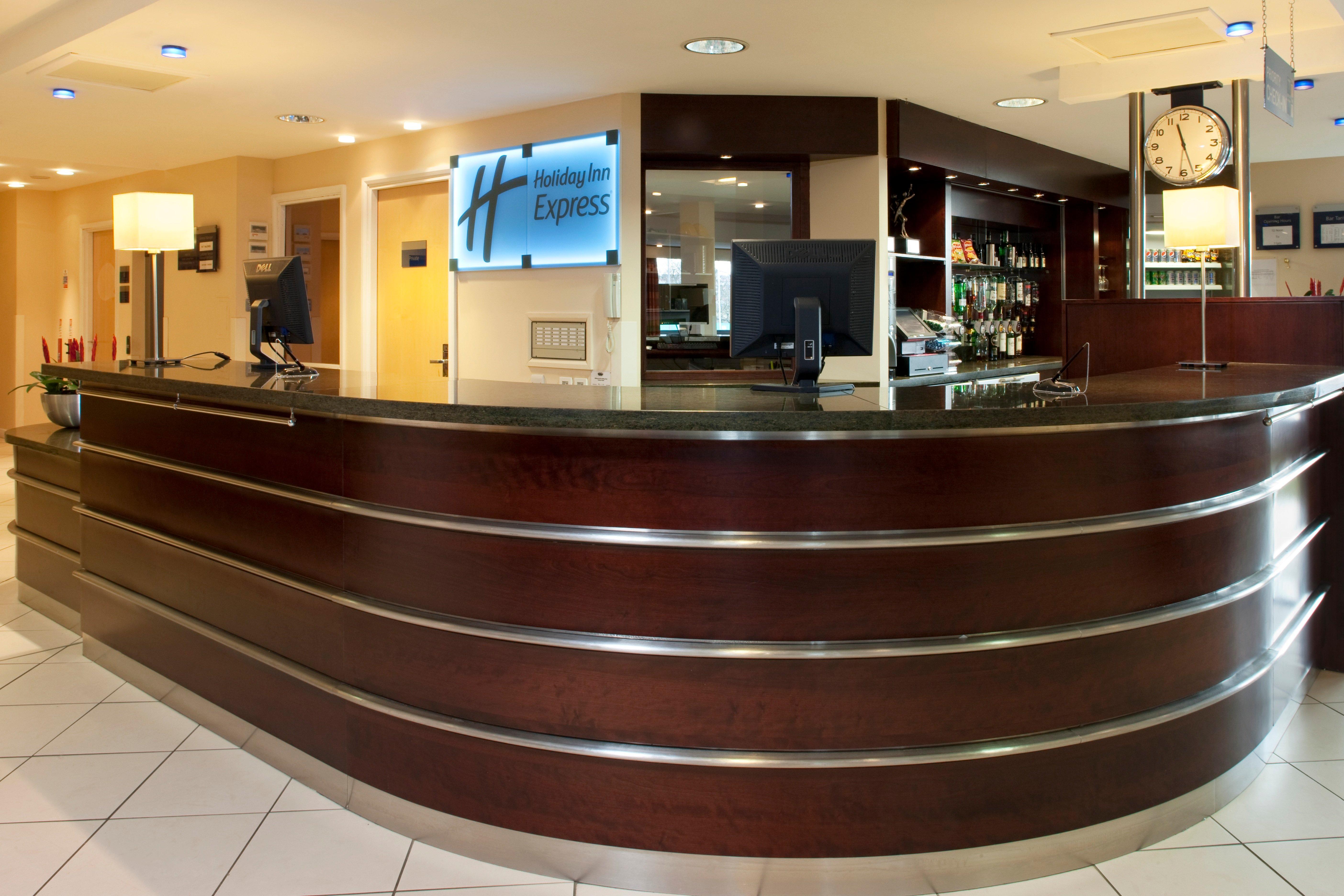 Holiday Inn Express Dunfermline By Ihg Exteriör bild