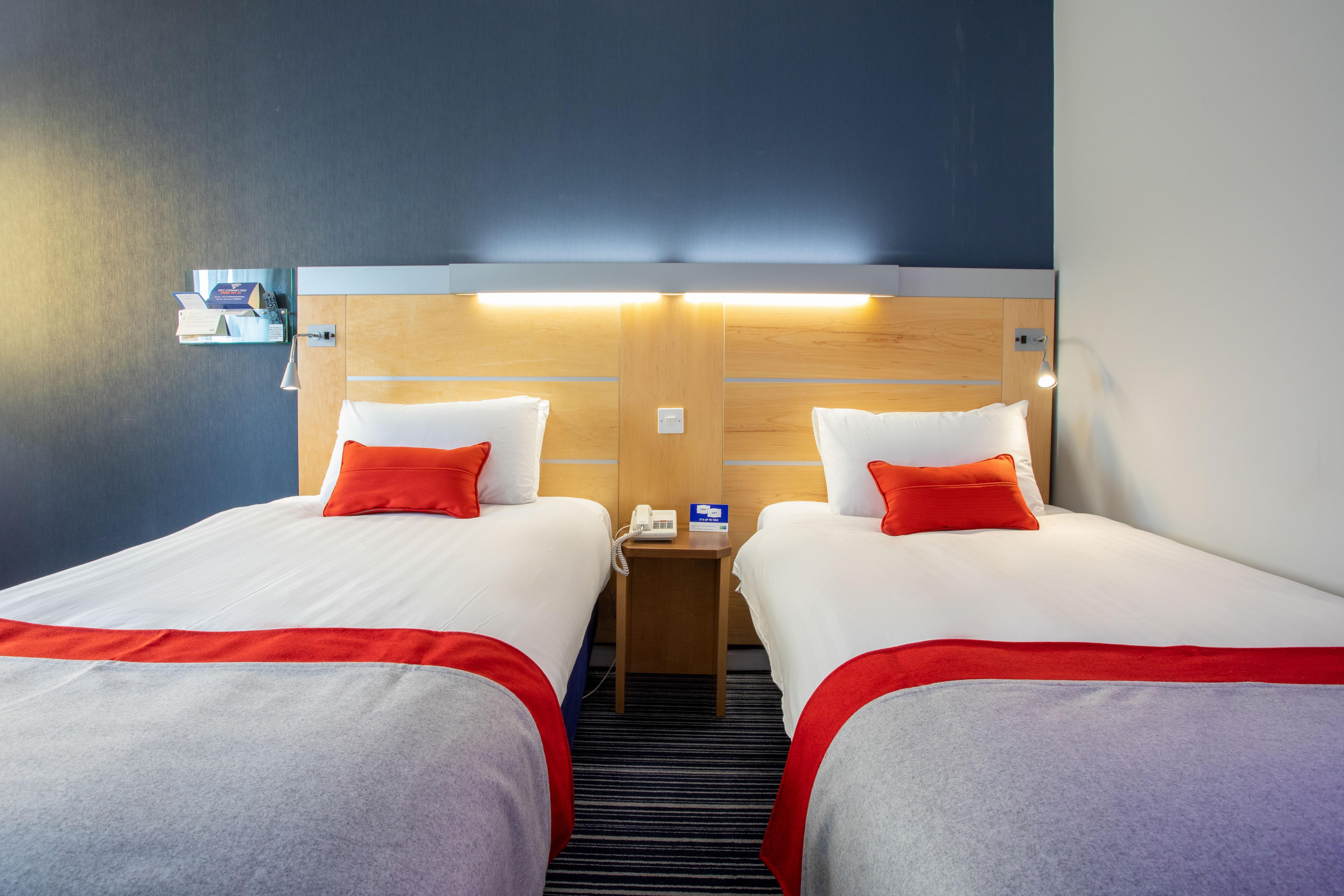 Holiday Inn Express Dunfermline By Ihg Exteriör bild