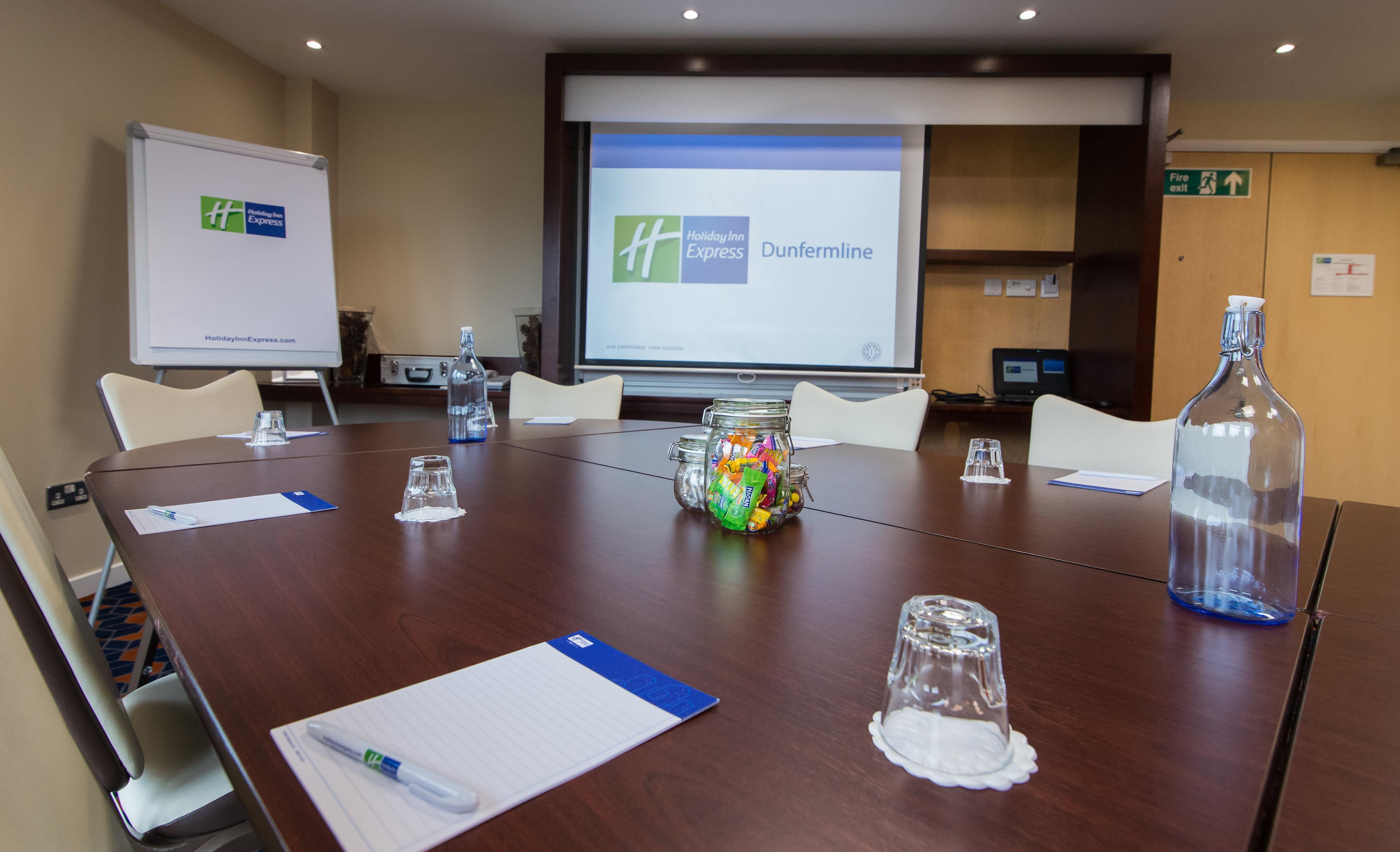 Holiday Inn Express Dunfermline By Ihg Exteriör bild