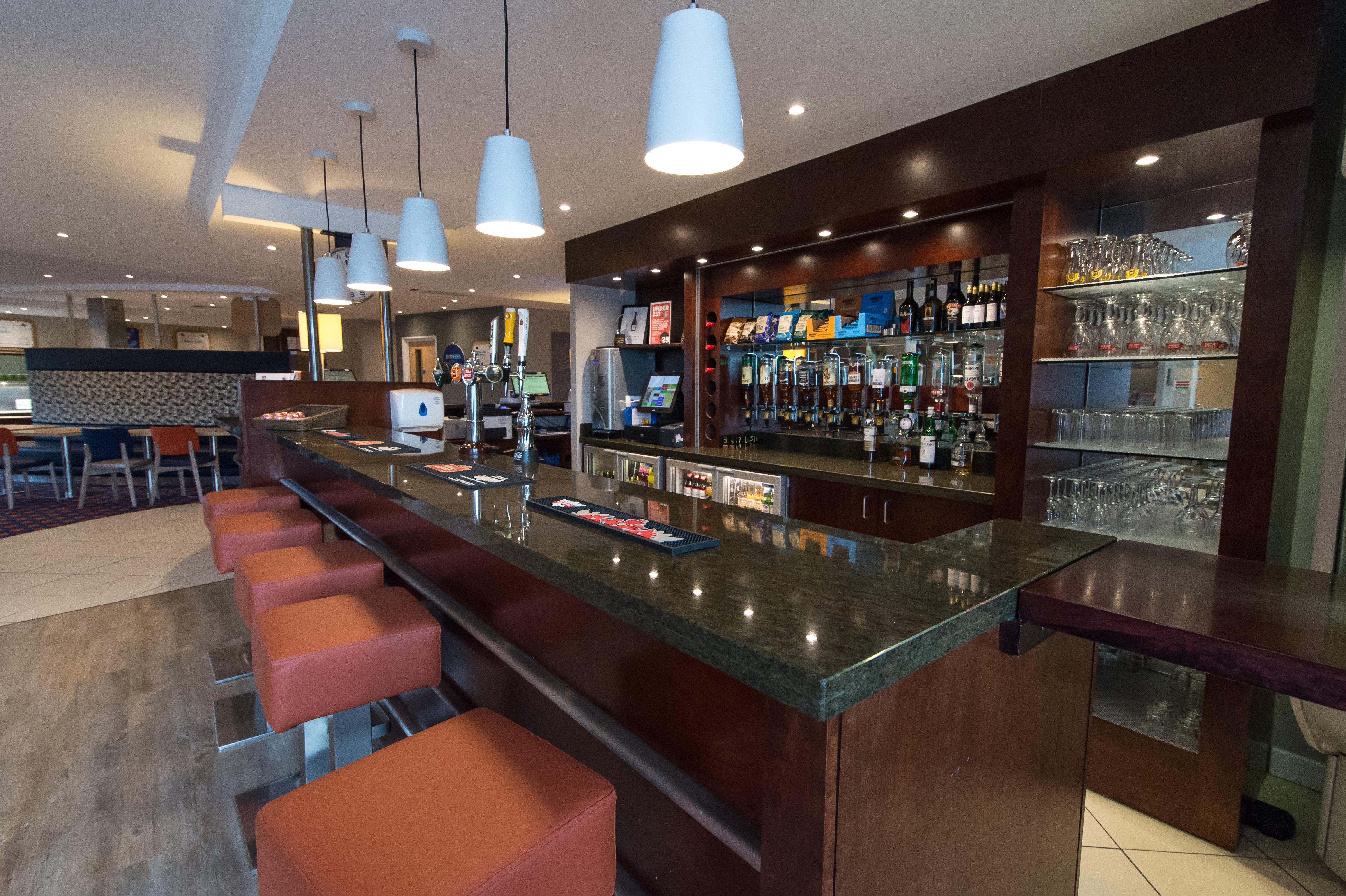 Holiday Inn Express Dunfermline By Ihg Exteriör bild