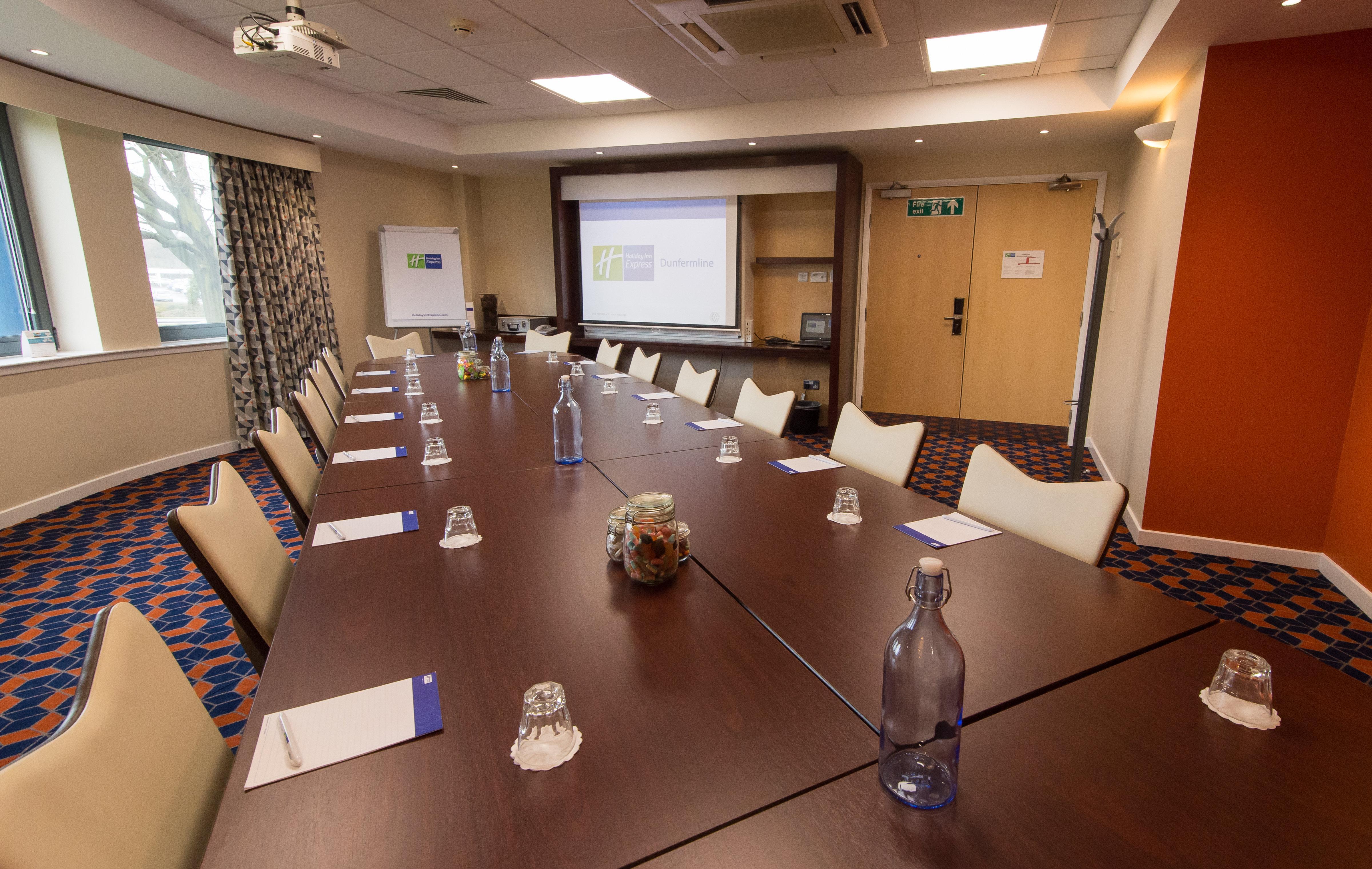 Holiday Inn Express Dunfermline By Ihg Exteriör bild