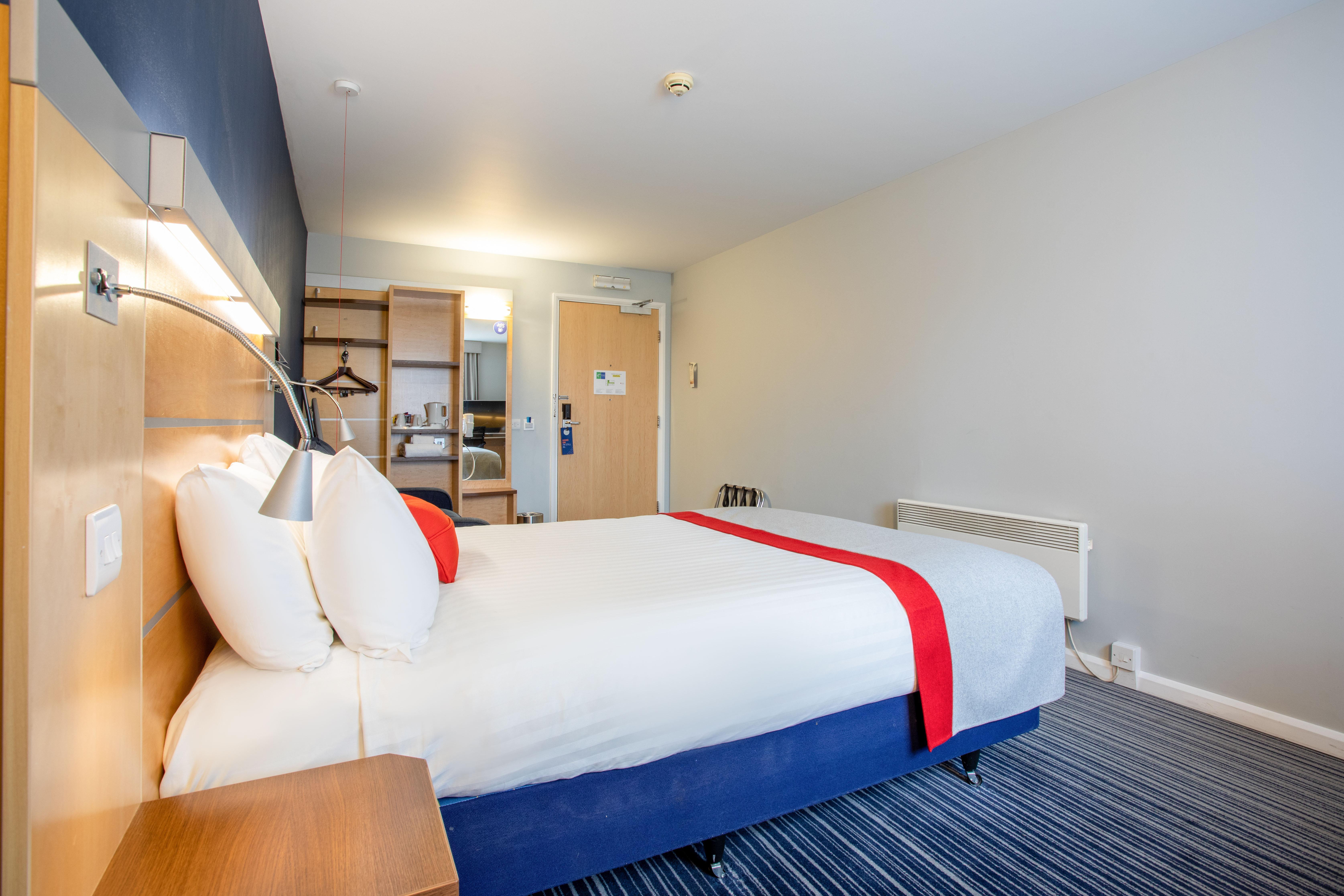 Holiday Inn Express Dunfermline By Ihg Exteriör bild