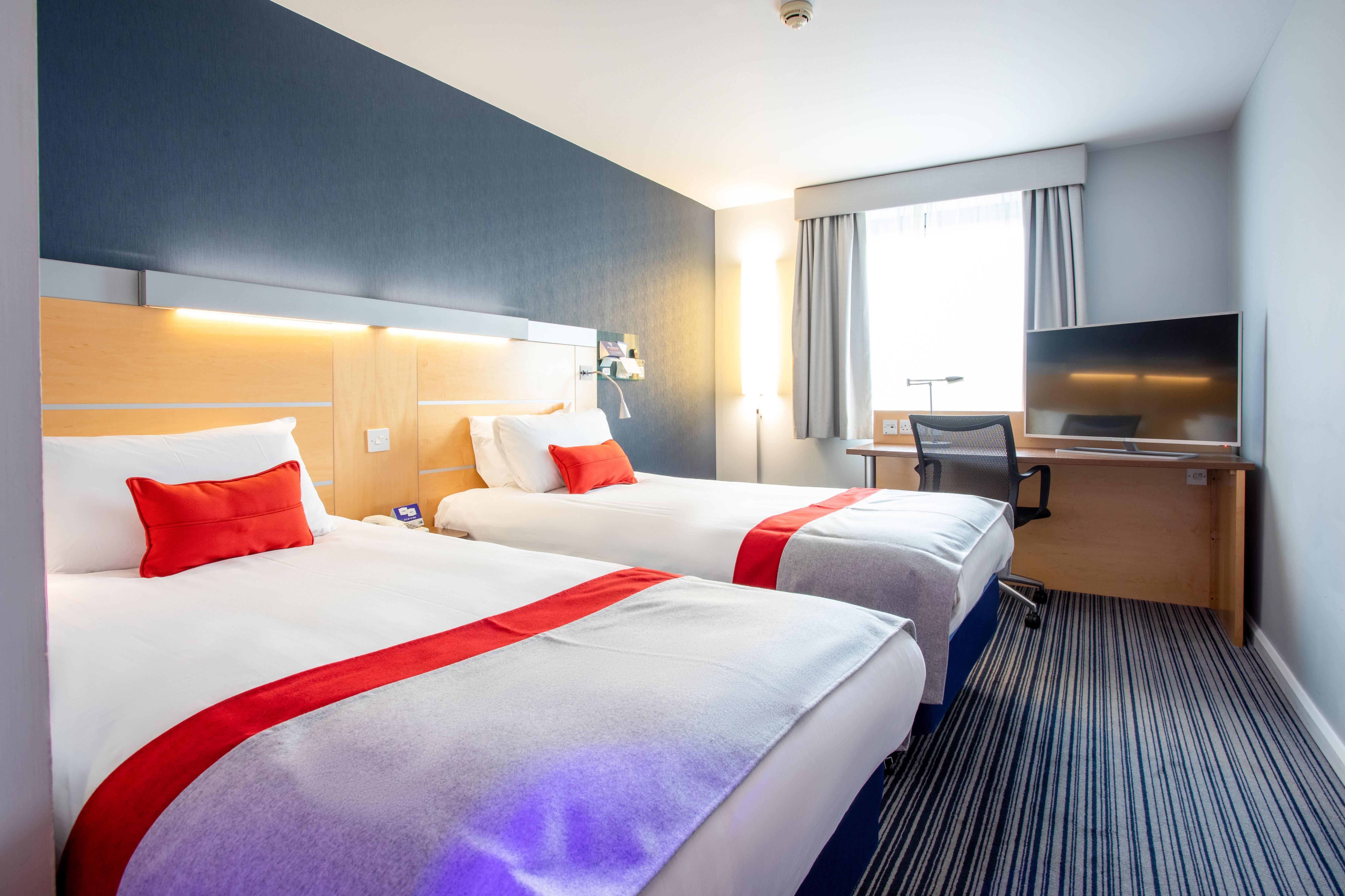 Holiday Inn Express Dunfermline By Ihg Exteriör bild