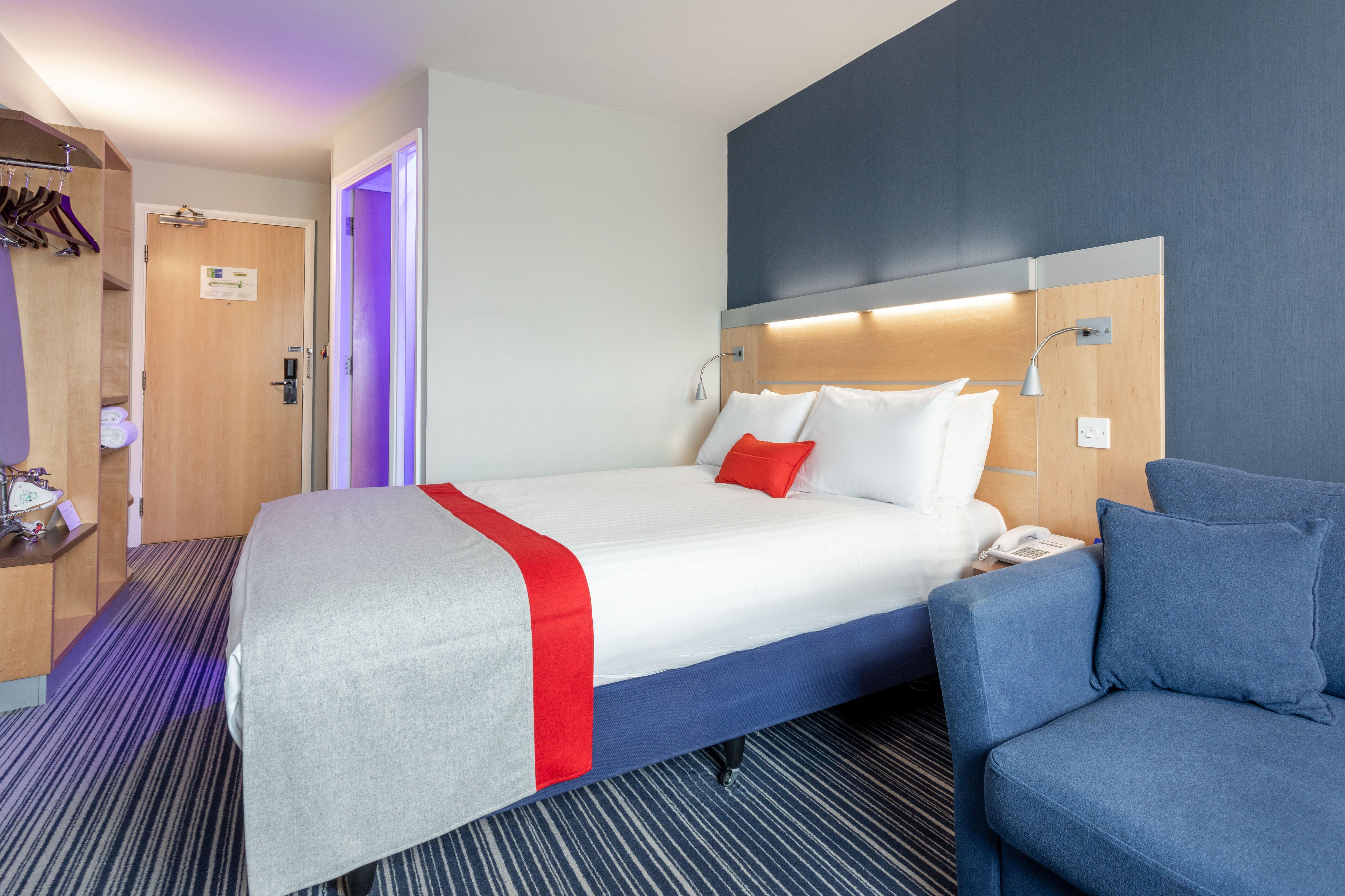 Holiday Inn Express Dunfermline By Ihg Exteriör bild