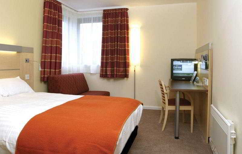 Holiday Inn Express Dunfermline By Ihg Exteriör bild