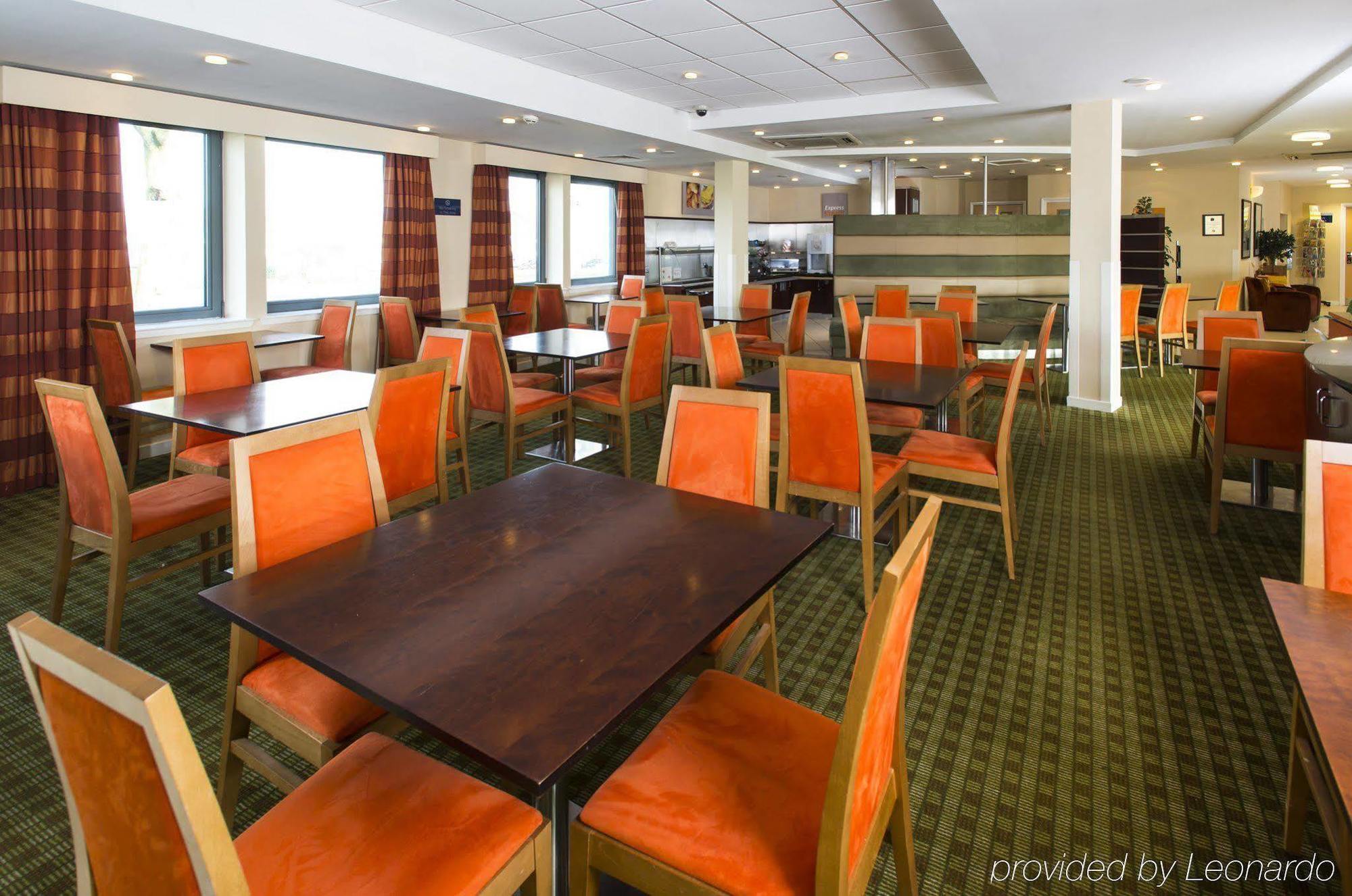 Holiday Inn Express Dunfermline By Ihg Exteriör bild