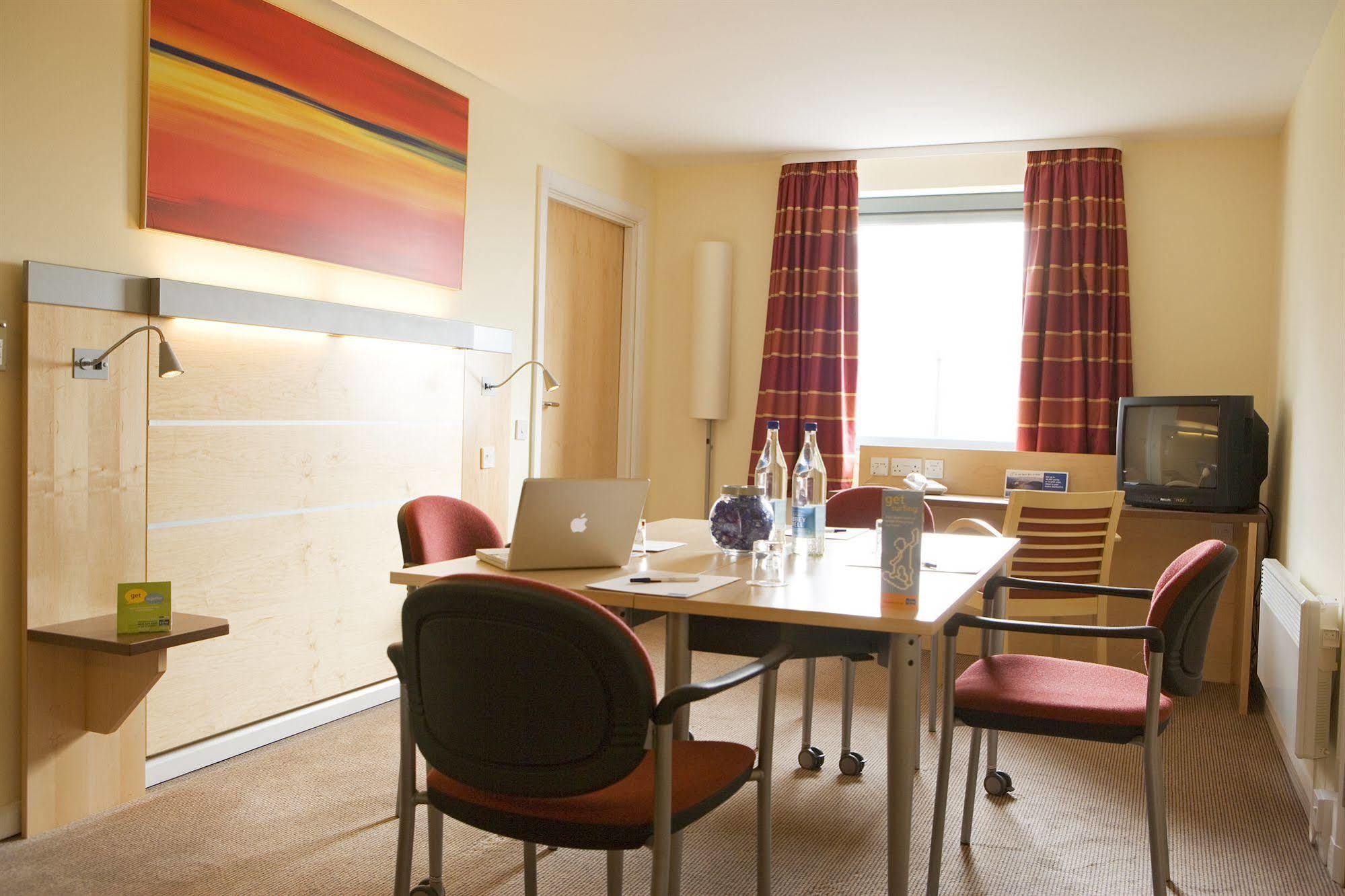 Holiday Inn Express Dunfermline By Ihg Exteriör bild