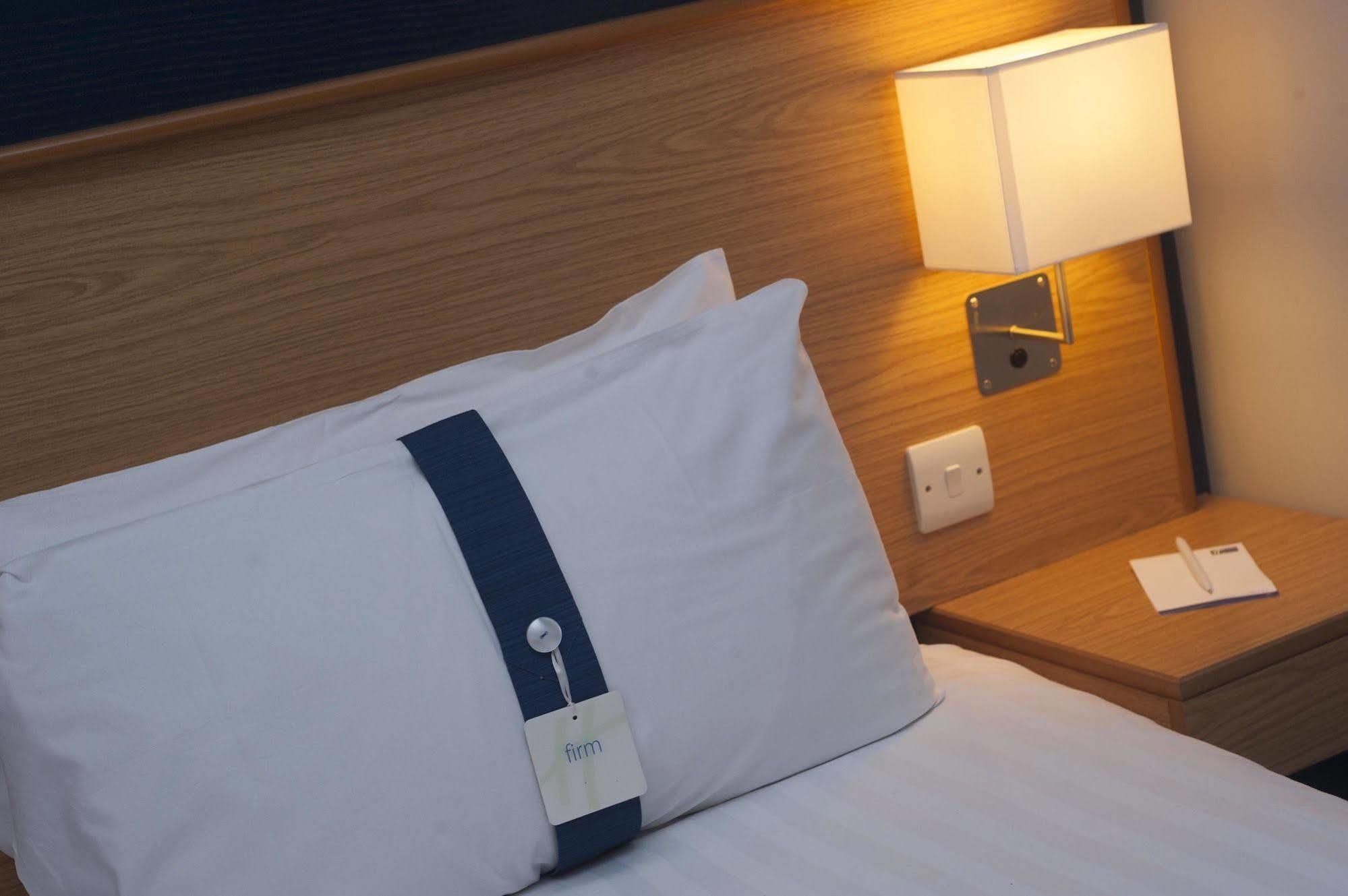 Holiday Inn Express Dunfermline By Ihg Exteriör bild